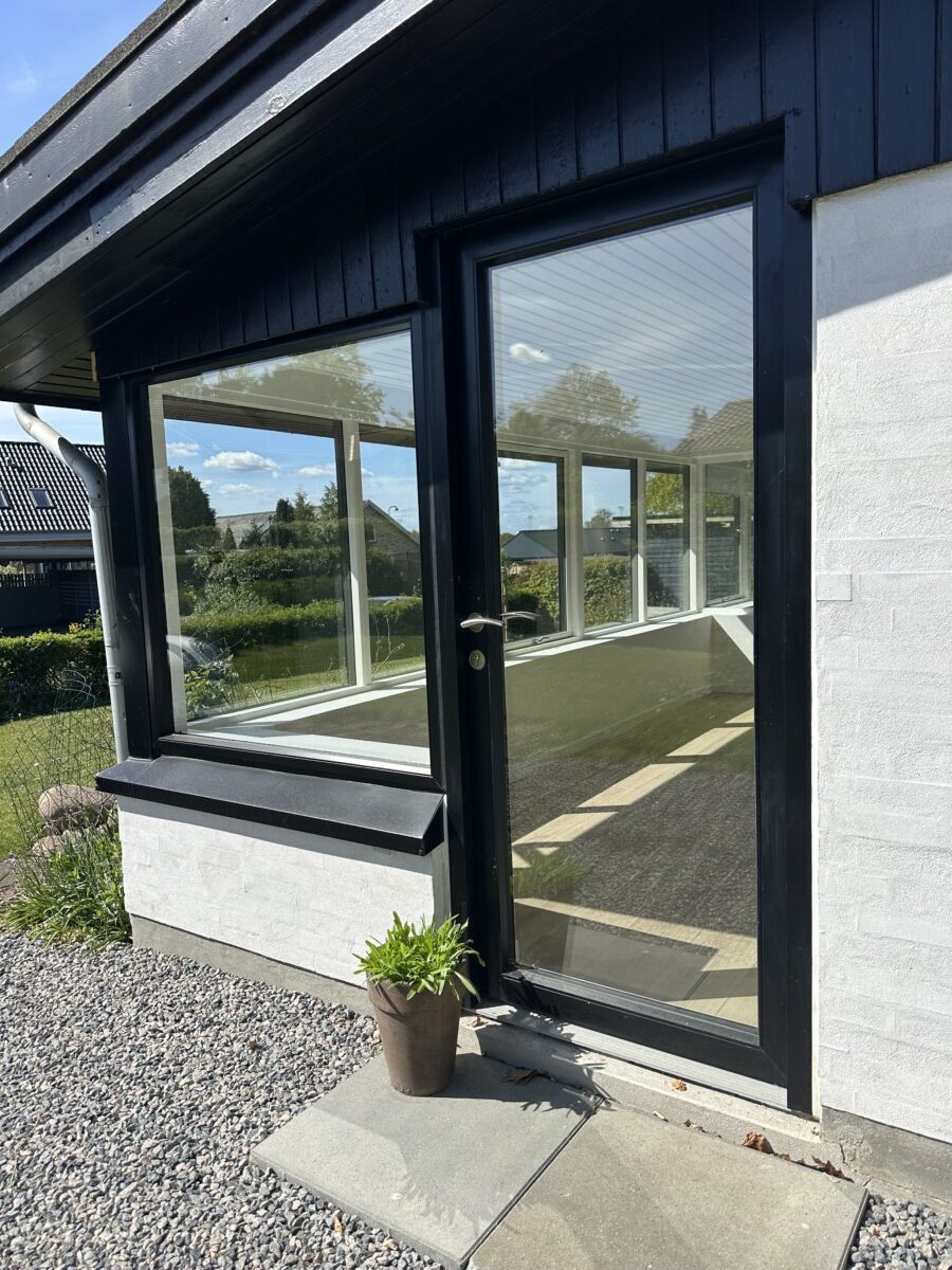 Moderne bolig med træ/alu vinduer